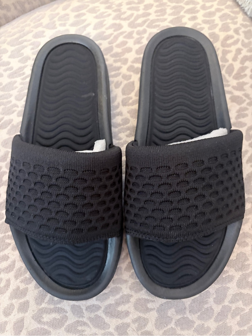 Suavs The Eddy black slides women’s 8/Men’s 6